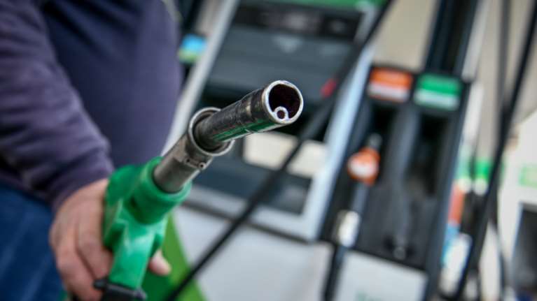 Πρόεδρος Βενζινοπωλών Αττικής για την ακρίβεια: Ιδιοκτήτης μηχανής έβαλε 1 ευρώ βενζίνη [βίντεο]