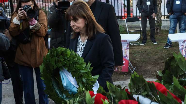 Κατέθεσε στεφάνι η Σακελλαροπούλου στο Πολυτεχνείο: Ο αγώνας για τη δημοκρατία είναι διαρκής και απαιτητικός [εικόνες]