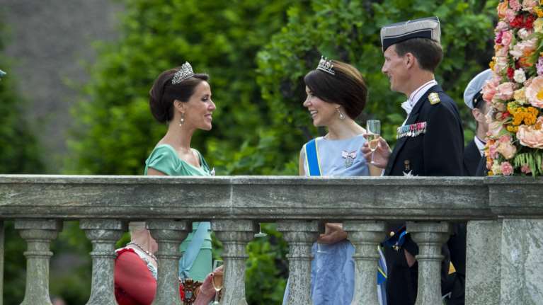 Κουρελόχαρτο το savoir vivre και τα πρωτόκολλα: Μαλλιοτραβιούνται στο παλάτι της Δανίας - Άνοιξε ο ασκός του Αιόλου