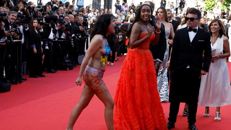 Φεστιβάλ Καννών: Γυμνή ακτιβίστρια υπέρ της Ουκρανίας προκάλεσε αναστάτωση στο κόκκινο χαλί [εικόνες]