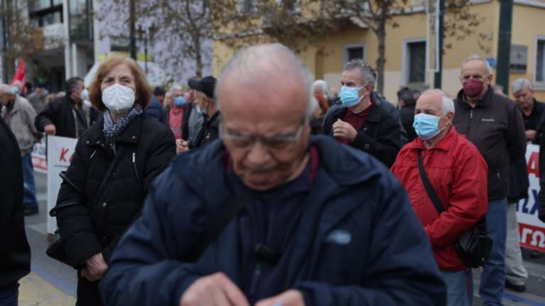 Συντάξεις Μαρτίου: Πότε καταβάλλονται κύριες και επικουρικές - Οι ημερομηνίες ανά Ταμείο
