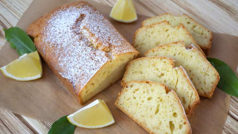 Νηστίσιμο κέικ λεμονιού με γλάσο ζάχαρης, χωρίς μίξερ - Αφράτο και πεντανόστιμο