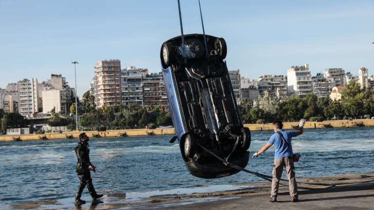 Επεσε αυτοκίνητο στο λιμάνι του Πειραιά - Νεκρός ανασύρθηκε ο οδηγός [εικόνες - βίντεο]