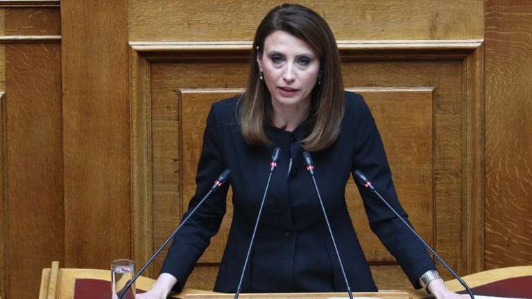 Και η Νίνα Κασιμάτη κατά Πάρι Ρούπου: Ήρθε να υποδυθεί τον &quot;αντιφασίστα&quot; με ρυπαρολογίες σε βάρος της ελληνικής σημαίας