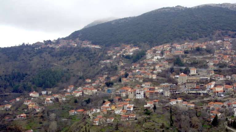 Το &quot;κρεμαστό χωριό της Πελοποννήσου&quot; που υπόσχεται ιδανικά φθινοπωρινά Σαββατοκύριακα