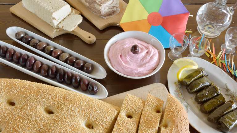 Τι γιορτάζουμε την Καθαρά Δευτέρα: Η ιστορία της λαγάνας και τα έθιμα σε όλη την Ελλάδα