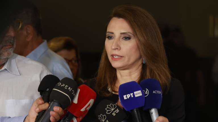 Η Νίνα Κασιμάτη διαψεύδει ότι έχει συμφωνήσει να επιστρέψει στο ΠΑΣΟΚ - "Συνομιλώ μόνο με την κοινωνία"