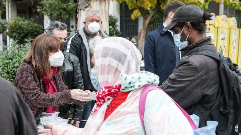 Γεύματα αγάπης μοίρασε η Κατερίνα Σακελλαροπούλου- Μαζί με την κοινωνική κουζίνα &quot;Ο Αλλος Ανθρωπος&quot;