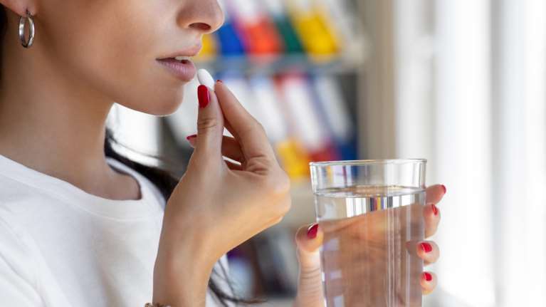 Γιατί στοκάρουμε αντιβιοτικά στο σπίτι: Πρωταθλήτρια η Ελλάδα στην κατανάλωση και στους θανάτους από μικροβιακή αντοχή