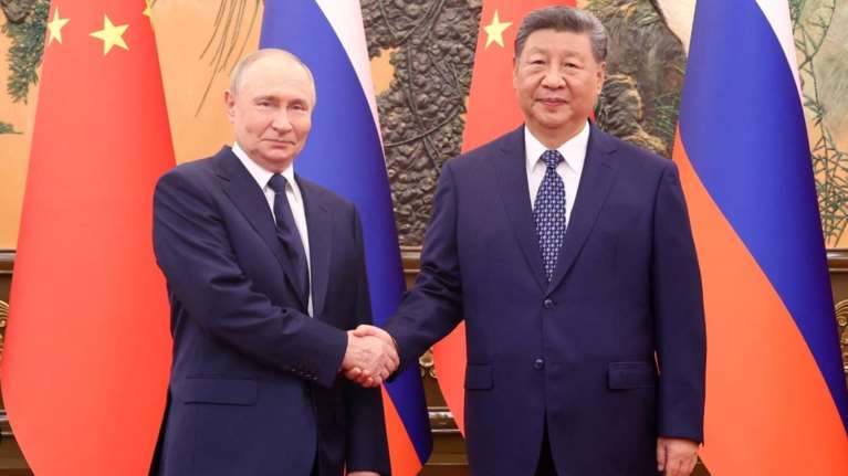 Επίδειξη ισχύος από Πούτιν και Σι: Ήπιαν το τσάι της φιλίας και έσφιξαν τα χέρια - &quot;Πρωτοφανούς επιπέδου&quot; σχέσεις