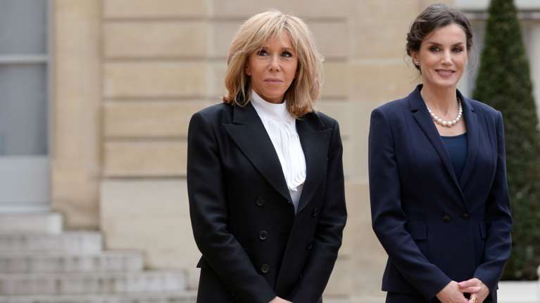 Βασίλισσα Λετίσια - Μπριζίτ Μακρόν μαζί στο Παρίσι: Κομψές με αυστηρό ντύσιμο σε blue marine [Εικόνες]