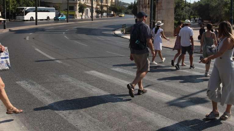 Καιρός: Επιστρέφει η ζέστη μετά τα έντονα φαινόμενα του Σαββατοκύριακου - Απίστευτες εικόνες από τα μπουρίνια στη χώρα