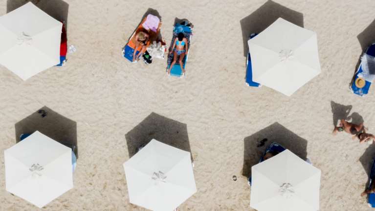 Στις παραλίες οι Έλληνες για το πρώτο μπάνιο με καύσωνα - Τήρησαν τα αυστηρά μέτρα