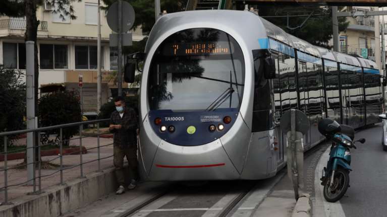 Γλυφάδα: Συρμός του τραμ χτύπησε και τραυμάτισε ανήλικο