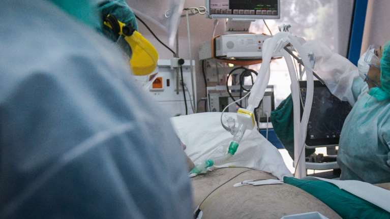 Κορονοϊός: "Μαύρη ημέρα" για την Ελλάδα - Στους 600 οι νεκροί, 32.752 τα κρούσματα