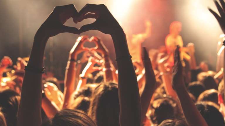 Νυχτερινά κέντρα: Νέα μέτρα και πρόστιμα για να αποφύγουμε τα χειρότερα - Φόβοι για πάνω από 2.000 κρούσματα