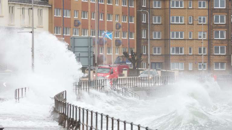 Βρετανία: Η καταιγίδα Έοουιν φεύγει, η Χερμίνια έρχεται - Χωρίς ρεύμα εκατοντάδες χιλιάδες νοικοκυριά [εικόνες-βίντεο]