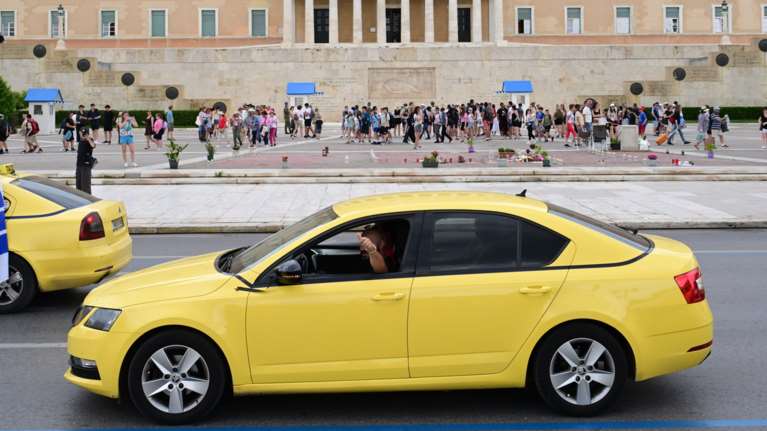 &quot;Παρέλαση&quot; των ταξί έξω από τη Βουλή - Έκλεισαν τη Βασιλίσσης Σοφίας, ζητούσαν να δουν τον πρωθυπουργό [εικόνες - βίντεο]