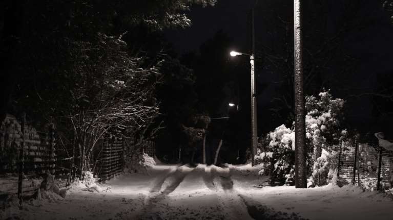 Ξεκίνησε η ψυχρή εισβολή σε Εύβοια και Κρήτη - Οικογένεια που πήγαινε στα χιόνια στο Δίρφυς εγκλωβίστηκε