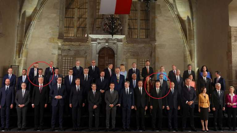 Σε απόσταση &quot;ασφαλείας&quot; Μητσοτάκης - Ερντογάν στην Πράγα [Εικόνες]