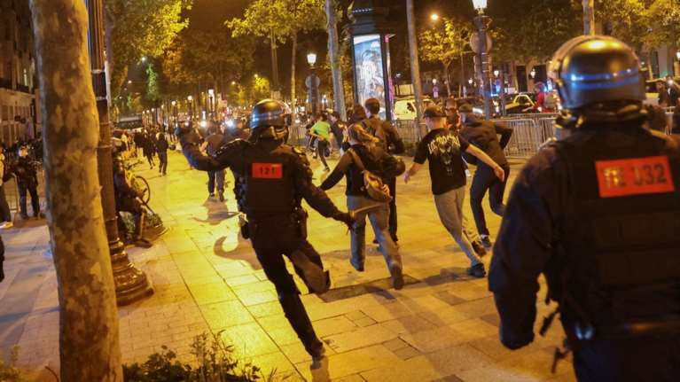 Πέμπτη νύχτα ταραχών στη Γαλλία: Σημάδια εκτόνωσης της έντασης, εκατοντάδες προσαγωγές και χρήση χημικών από την αστυνομία [Εικόνες]