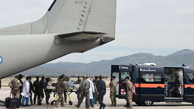 Προσγειώθηκαν στην Ελευσίνα οι πρώτοι Έλληνες από το Σουδάν - Συγκλονιστικές εικόνες από τον απεγκλωβισμό τους