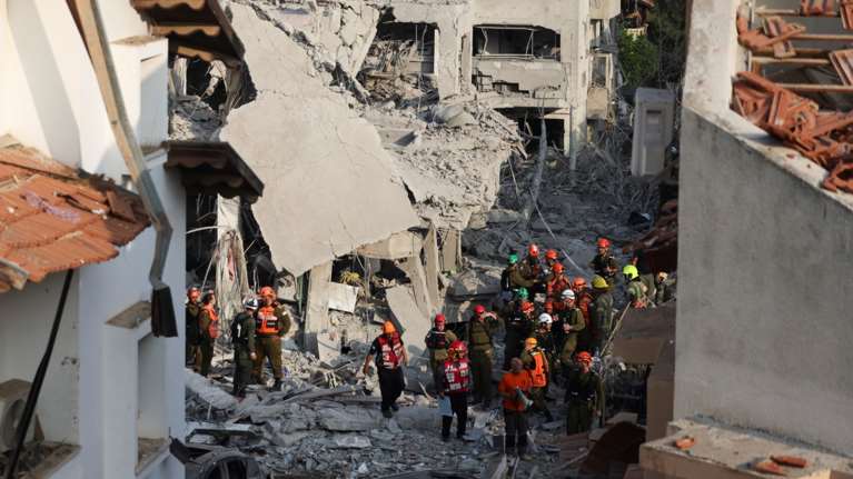 Χάος στη Μέση Ανατολή: Συνεχίζονται οι επιθέσεις Ισραήλ και Ιράν - Η Τεχεράνη απειλεί να πλήξει αμερικανικές βάσεις