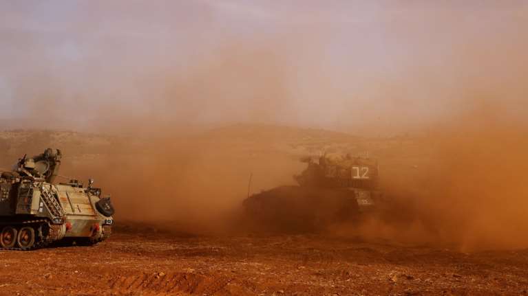 Το Ισραήλ επιτίθεται στη Γάζα από στεριά και αέρα - &quot;Η γη μας θα καταπιεί τα κομμάτια τους&quot; απαντά η Χαμάς