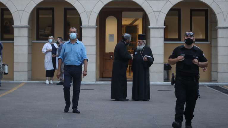 Σοκ στη Μονή Πετράκη: 37χρονος ιερέας έριξε βιτριόλι σε επτά Μητροπολίτες - Σοβαρά τραυματισμένοι οι τρεις