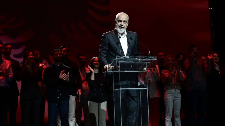 &quot;Δεν ήρθα για να προκαλέσω&quot; είπε ο Ράμα στην ομιλία του - Φιέστα με χορούς και τραγούδια στο Κλειστό του Γαλατσίου [εικόνες]