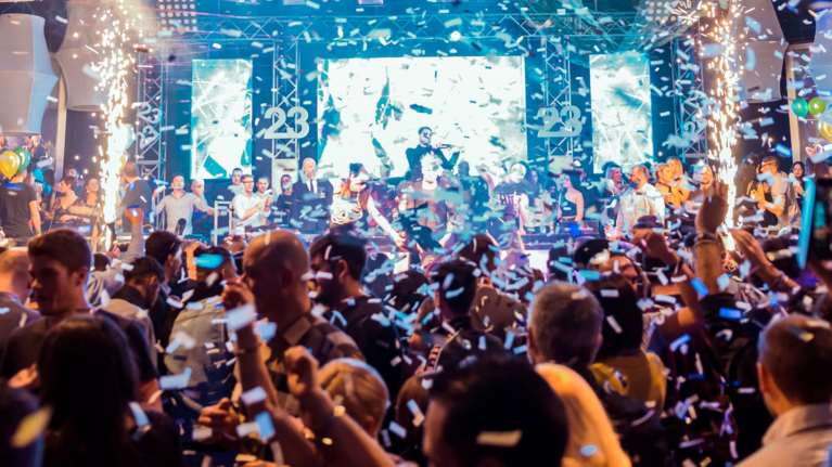 Κορονοϊός - Μύκονος: Ετσι διοργανώνονται τα μυστικά πάρτι στις βίλες - Κάλεσμα μέσω social media, είσοδος από 150-1.000 ευρώ