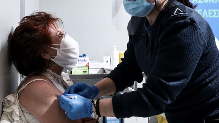 Εμβολιασμοί: 60.000 ραντεβού μέσα σε λίγες ώρες για τους 35-39 ετών