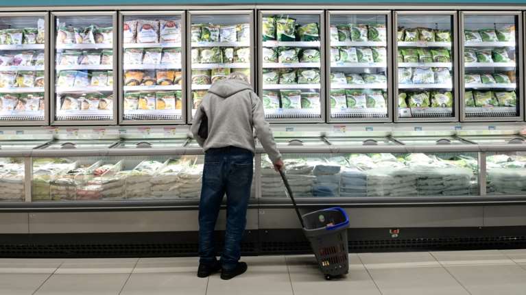 Στην Ελλάδα &quot;συμφέρει&quot; το τσιγάρο και το κρέας...αλλά είναι πανάκριβα το λάδι, τα αυγά, τα τυριά και το γάλα- Πώς εξηγείται