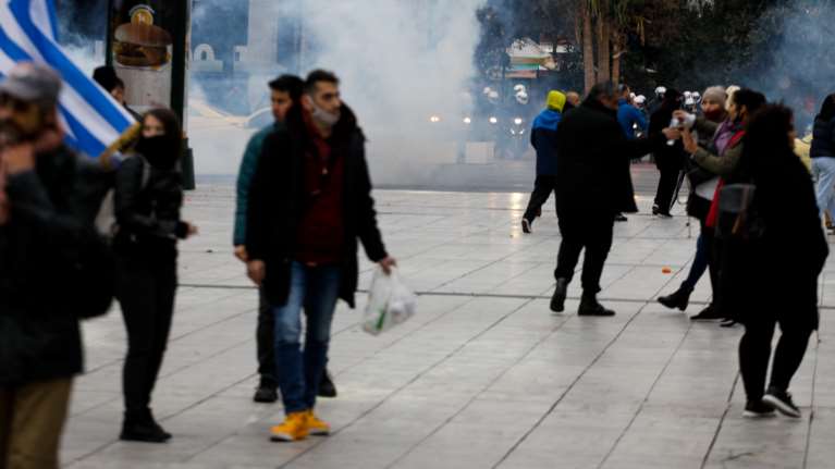 Επεισόδια με αρνητές του κορονοϊού σε Αθήνα και Θεσσαλονίκη - Επέμβαση των ΜΑΤ, 40 προσαγωγές [εικόνες]