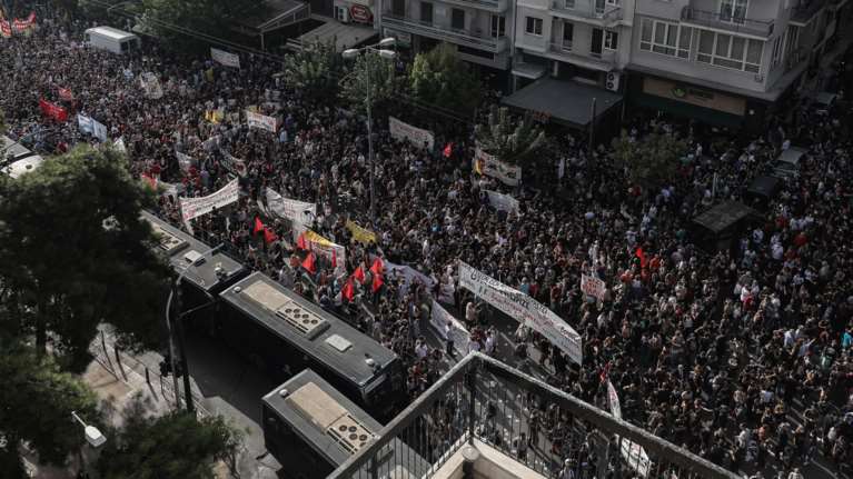 Δίκη Χρυσής Αυγής: Λαοθάλασσα έξω από το Εφετείο - Χιλιάδες διαδηλωτές φωνάζουν &quot;Δεν είναι αθώοι&quot; [εικόνες]