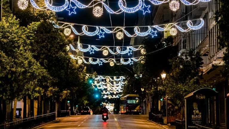 Πώς θα κάνουμε Χριστούγεννα: Με απαγόρευση κυκλοφορίας από τις 10 το βράδυ και μάξιμουμ 9 άτομα στο τραπέζι