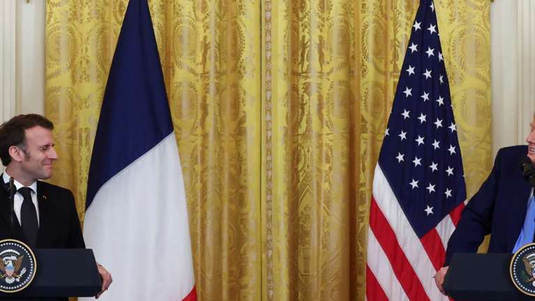 Συνάντηση Τραμπ-Μακρόν: &quot;Η Ευρώπη να αναλάβει τη διασφάλιση της ασφάλειας της Ουκρανίας&quot; - &quot;Ειρήνη δεν σημαίνει παράδοση&quot;