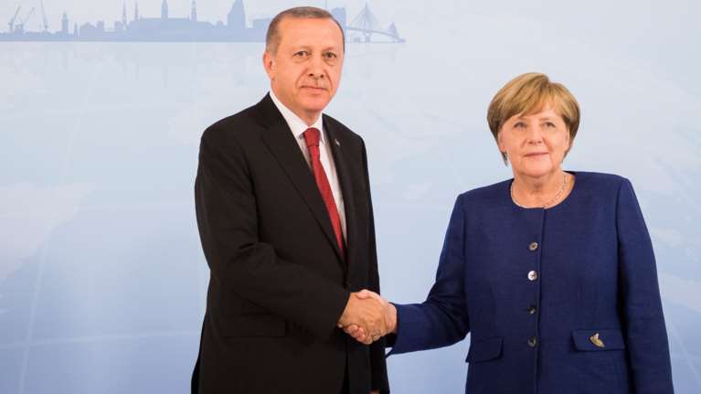 Σκληρός ο Ερντογάν με Μέρκελ σε τηλεφωνική επικοινωνία - &quot;Απαράδεκτο να υποστηρίζετε την Ελλάδα&quot;