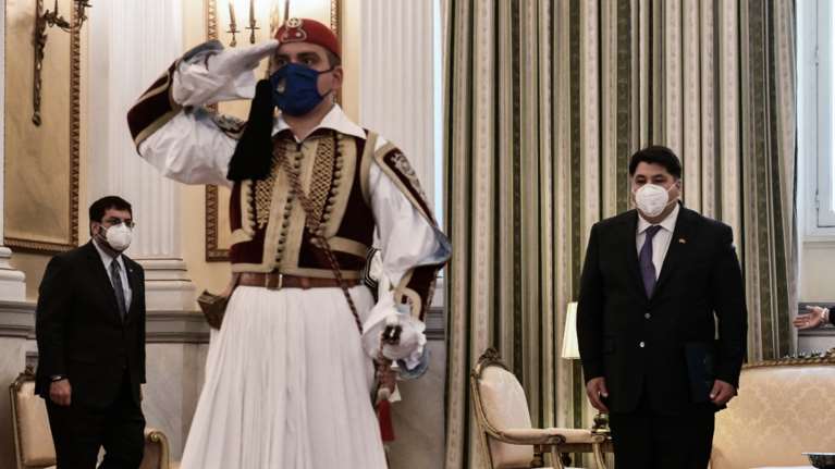 Τζορτζ Τσούνης: Επέδωσε τα διαπιστευτήριά του στην Κατερίνα Σακελλαροπούλου ο νέος πρέσβης των ΗΠΑ [Εικόνες]