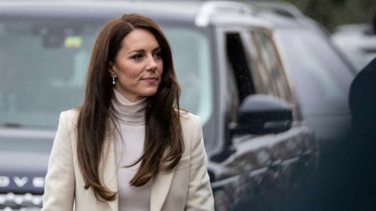 Κέιτ Μίντλετον: Η στιλάτη εμφάνιση με οικονομική φούστα από τα Zara και πανάκριβο παλτό
