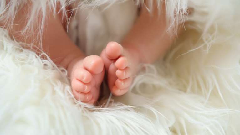 Κρατούμενοι οι γονείς που άφησαν το μωρό να σπαράζει στο μπαλκόνι - Στο νοσοκομείο του Πύργου τα 4 παιδιά