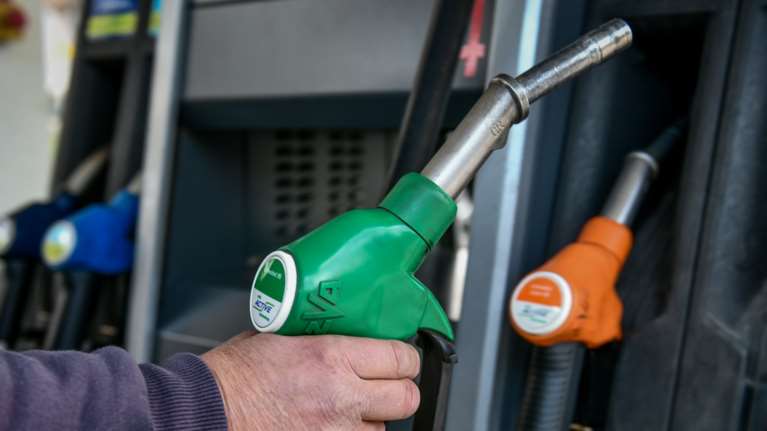 Τα... καλά του εμπορικού πολέμου: Αμόλυβδη ακόμη και με 1,7 ευρώ το λίτρο