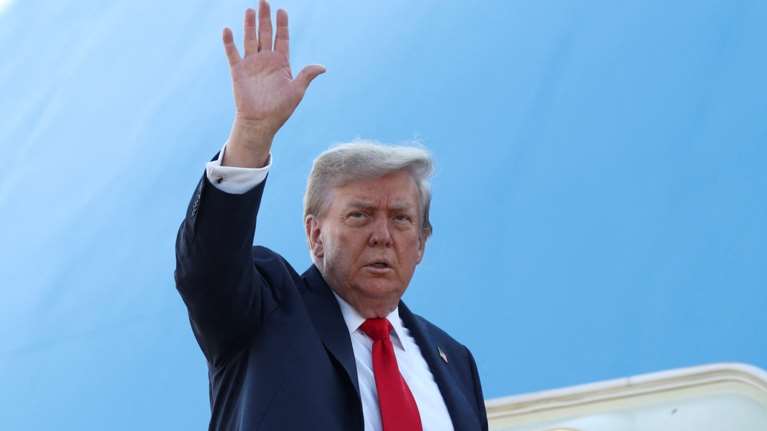 Τραμπ μέσα από το Air Force One: &quot;Απόφαση του Κιέβου τυχόν ανταλλαγές εδαφών με τη Ρωσία&quot;