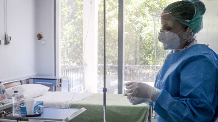 Κορονοϊός: Πού οφείλεται η έκρηξη κρουσμάτων και διασωληνώσεων - 303 οι νεκροί