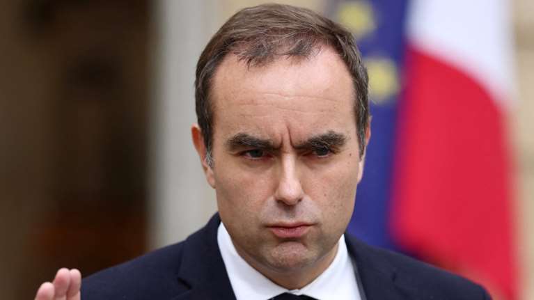 Γαλλία: Ανατροπή με Λεκορνί, παραμένει πρωθυπουργός μέχρι την Τετάρτη - Μετά από αίτημα του Μακρόν