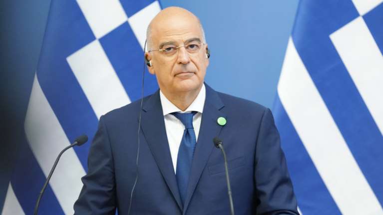 Οργή Δένδια: Διαψεύδει κατηγορηματικά μυστική συνάντηση με Μέρκελ