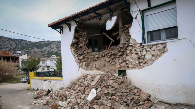 Σεισμός στην Ελασσόνα: Μη κατοικήσιμα προσωρινά ένα στα δύο σπίτια που ελέγχθησαν