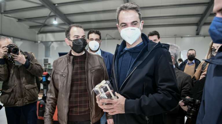 Μητσοτάκης: Στήριξη από το κράτος όσο διαρκεί η ενεργειακή κρίση - Επίσκεψη σε πτηνοτροφική μονάδα στα Μέγαρα