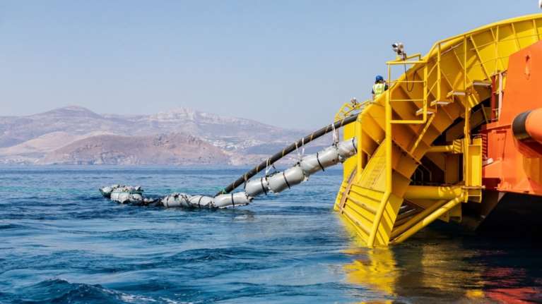 Διαπραγματεύσεις στην κόψη του ξυραφιού για το καλώδιο της Κύπρου - Εκπνέει το τελεσίγραφο των Γάλλων