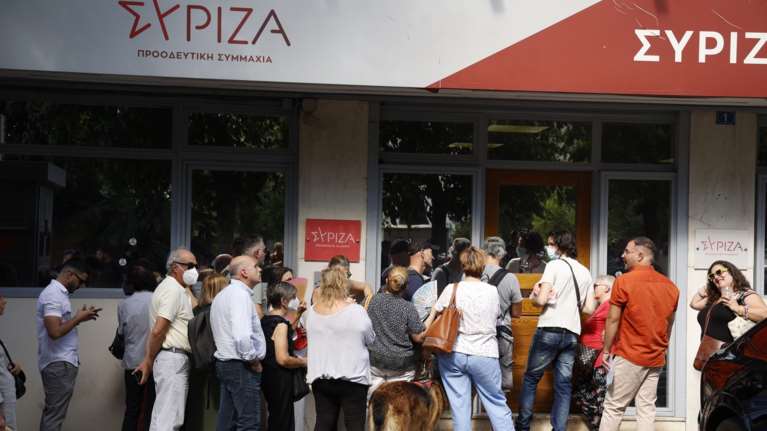 Ουρές έξω από την Κουμουνδούρου για ένα τετ α τετ με τον Κασσελάκη [εικόνες - βίντεο]